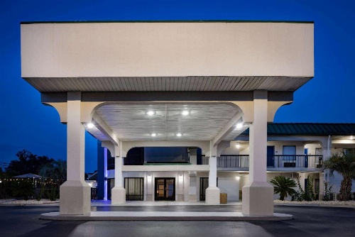 Days Inn & Suites by Wyndham Savannah Midtown image 17