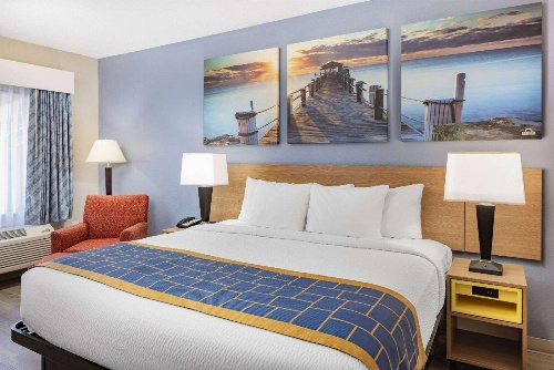 Days Inn & Suites by Wyndham Savannah Midtown image 2