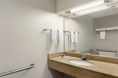 Days Inn & Suites by Wyndham Savannah Midtown image 25