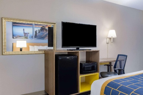 Days Inn & Suites by Wyndham Savannah Midtown image 3