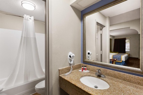 Days Inn & Suites by Wyndham Savannah Midtown image 30