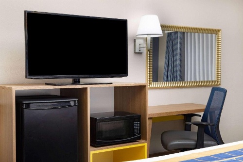 Days Inn & Suites by Wyndham Savannah Midtown image 39