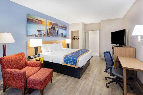 Days Inn & Suites by Wyndham Savannah Midtown image 4